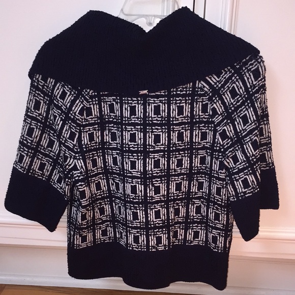 Women’s NWT petite sweater. St. John. - Picture 7 of 8